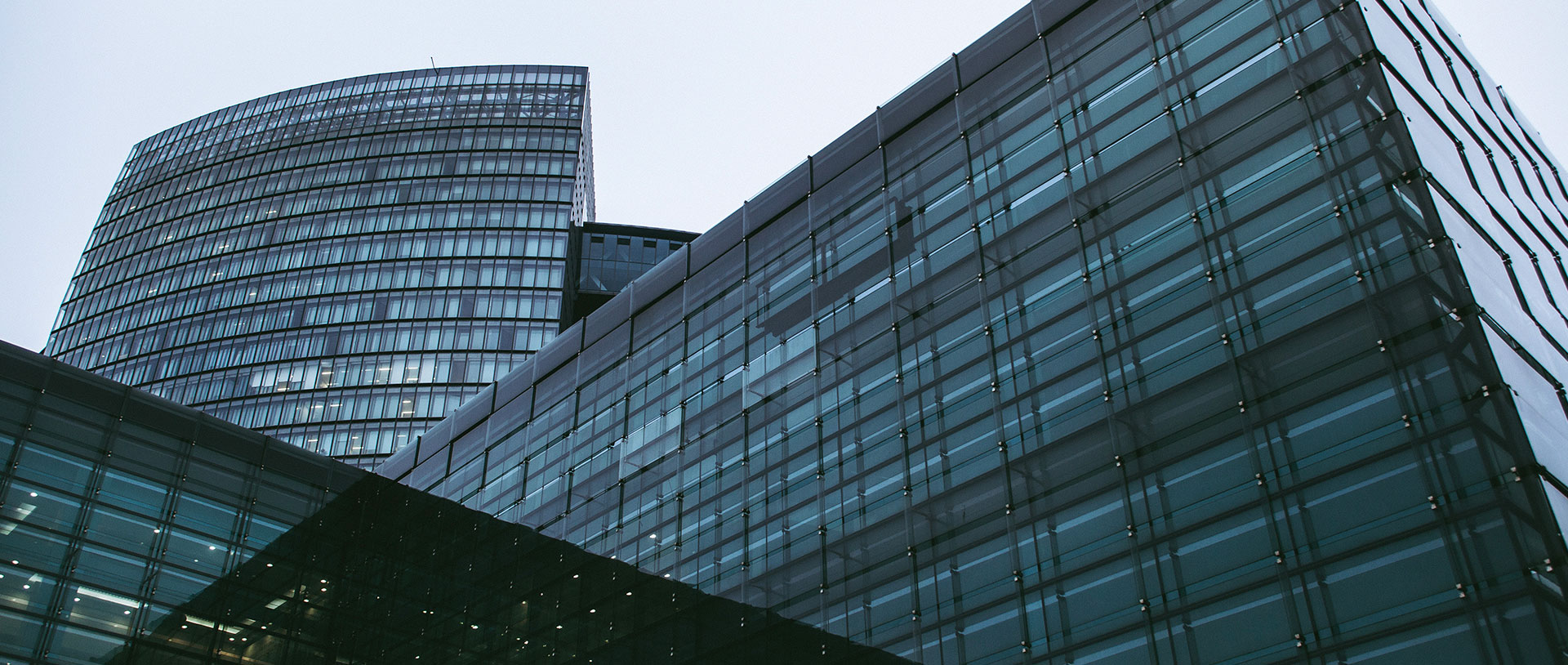 yp街机为分歧定位的贸易中心定造了分歧的空间解决规划。高端贸易中心作为现代时尚消费荟萃地，遵循资源的配置力和实现力，yp街机会在保障产品品质的前提下，沉点打磨产品的设计感，彰显品牌内涵；中低端贸易中心，以机能不变、使用便捷、干净整洁为主。