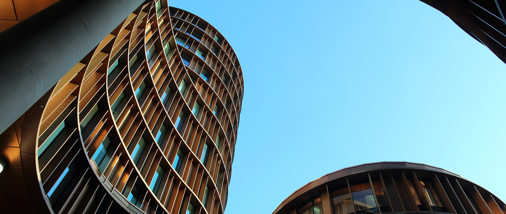 校园建设以安全性为沉点，其中卫生间使用频率相对集中，因而yp街机在学堂卫生间解决规划中着沉选配安全方便、悠久耐用型的产品，如扎实耐用、方便维建的通例脚踏式冲水，红表感应水龙优等，以此打造干净、整洁、透风、无异味的如厕环境。